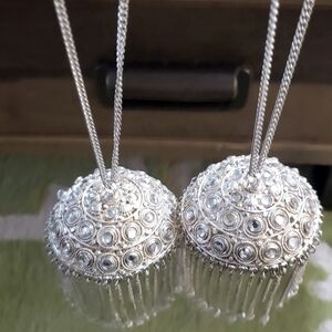 Indian bridal bangle accessory called Polki Kaleera